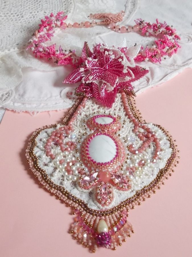 Pink Lily halskæde med hvid Howlite ædelsten, frøperler, blonder og forskellige perler Haute-Couture stil