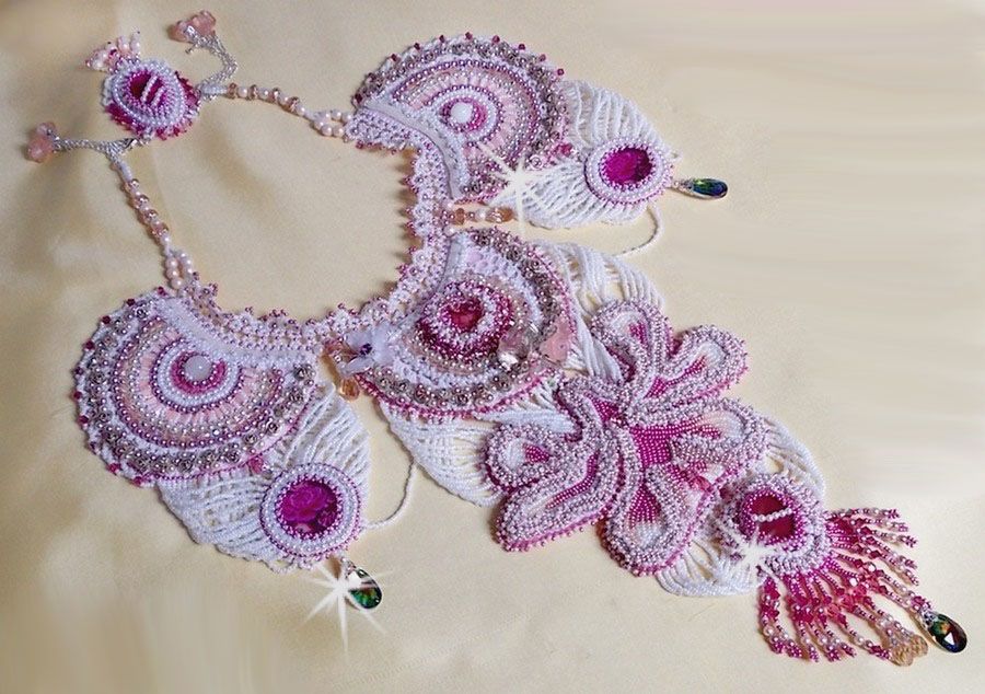 Collier plastron Madame de Pompadour, le plaisir des yeux brodé avec des perles de qualité façon Haute-Couture