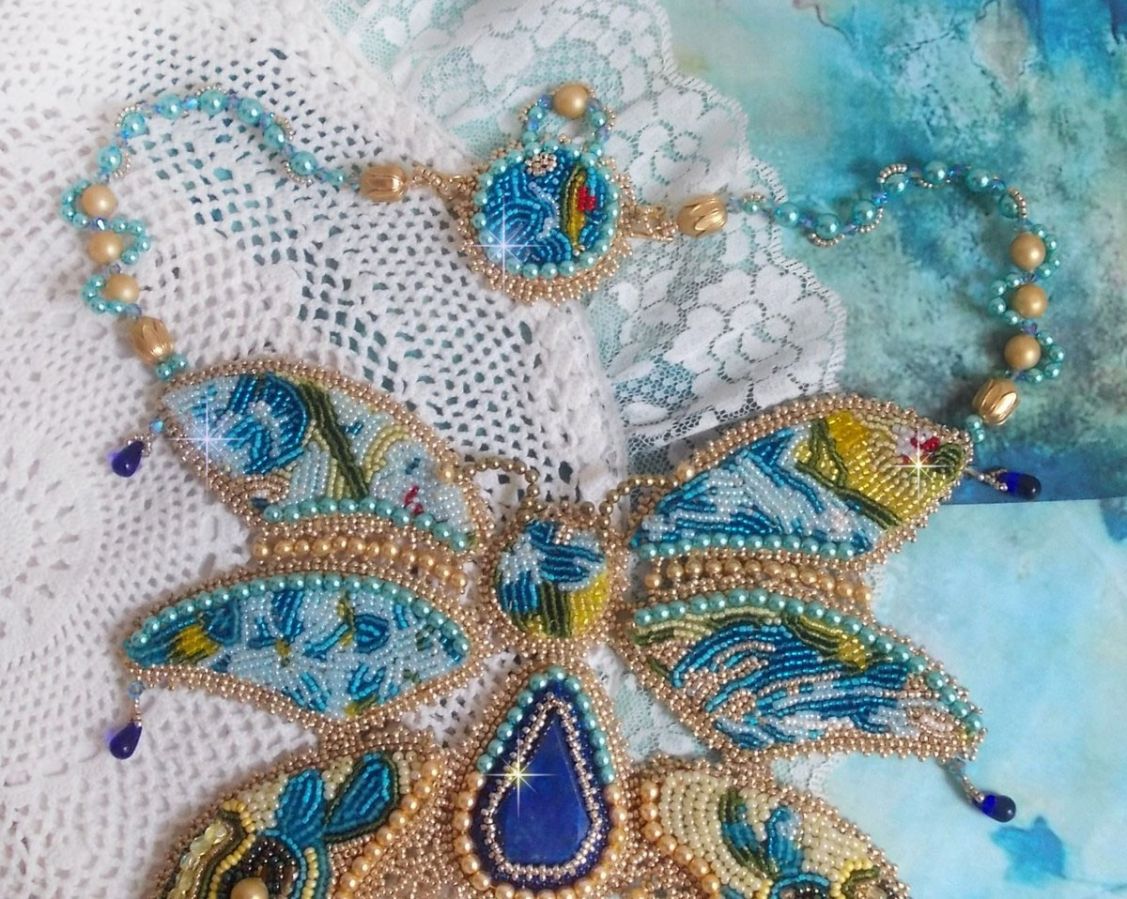 Haute-Couture Blue Gold Butterfly halskæde broderet med ædelstene, krystaller, glasperler og frøperler