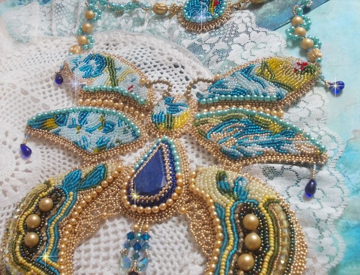 Haute-Couture Blue Gold Butterfly halskæde broderet med ædelstene, krystaller, glasperler og frøperler