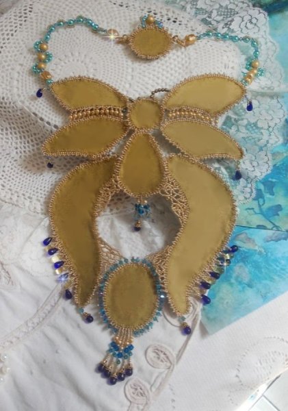 Haute-Couture Blue Gold Butterfly halsk&aelig;de broderet med &aelig;delstene, krystaller, glasperler og fr&oslash;perler