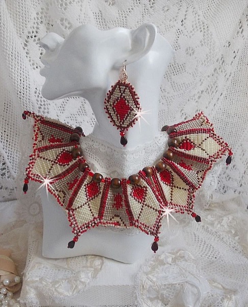 Romane halsk&aelig;de, broderet med bordeaux, elfenben og r&oslash;de fr&oslash;perler, flade kronbladsdr&aring;ber og tr&aelig;perler.