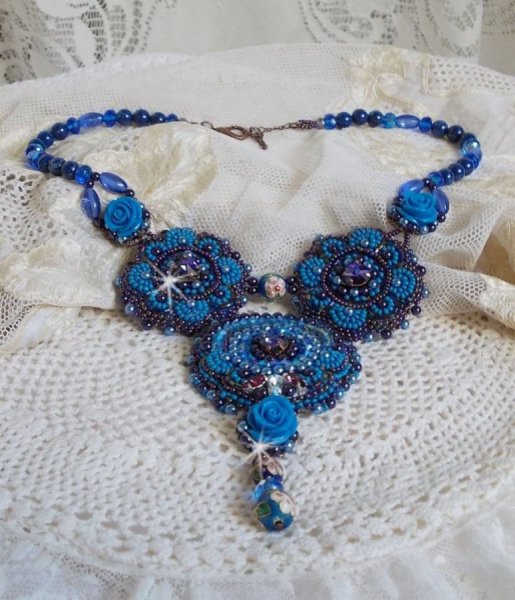 Royal Blue Roses halsk&aelig;de med Swarovski krystaller og fr&oslash;perler