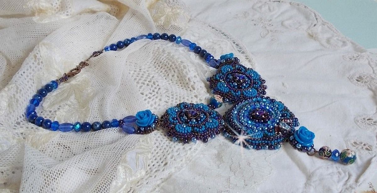 Royal Blue Roses halskæde med Swarovski krystaller og frøperler