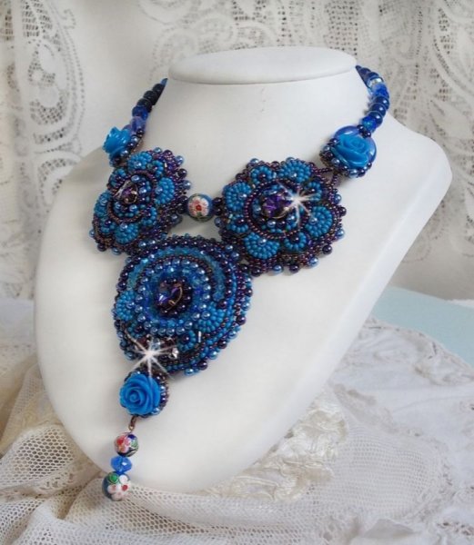 Royal Blue Roses halsk&aelig;de med Swarovski krystaller og fr&oslash;perler
