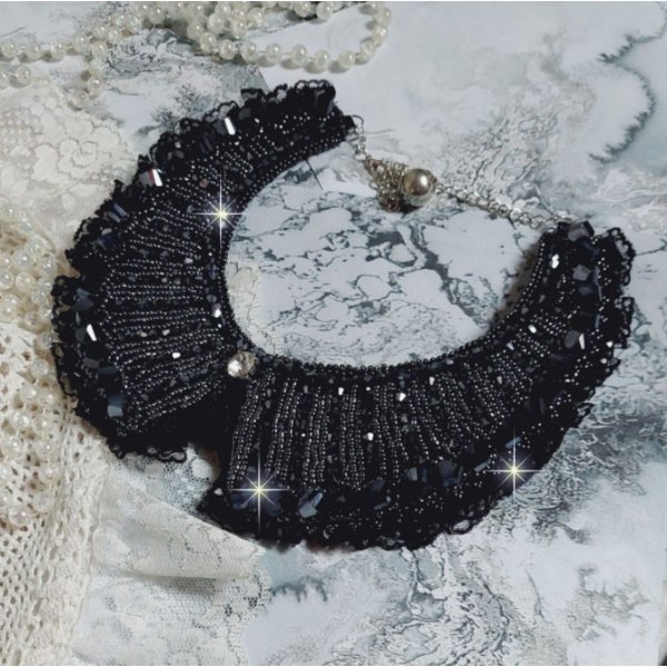 Halsk&aelig;de med Swarovski-krystaller og sorte blonder Haute-Couture stil