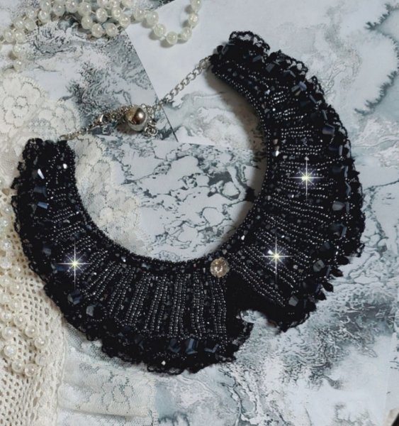 Halsk&aelig;de med Swarovski-krystaller og sorte blonder Haute-Couture stil