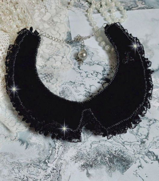 Halsk&aelig;de med Swarovski-krystaller og sorte blonder Haute-Couture stil