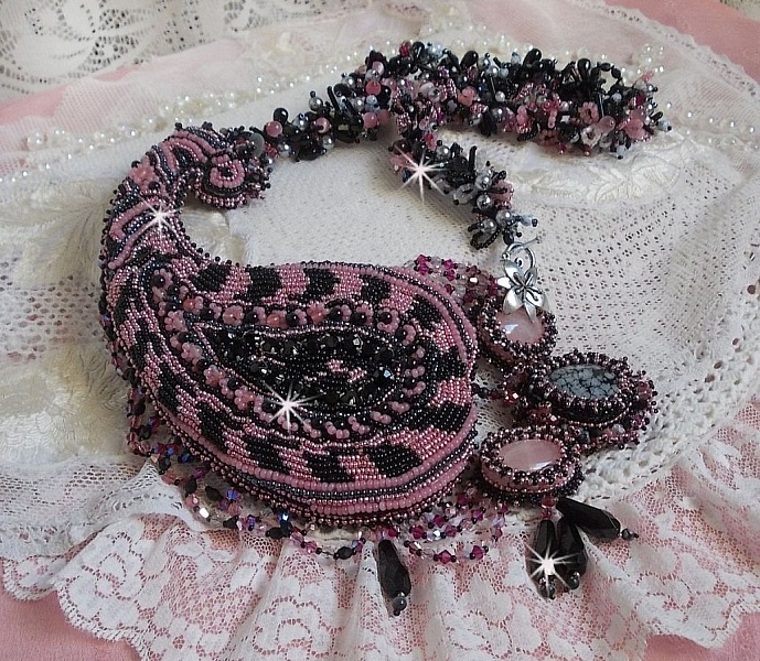 Halsk&aelig;de plastrron Ville d'un Soir Noir et Rose, en refleksion af lys broderet med kvarts og Swarovski krystaller