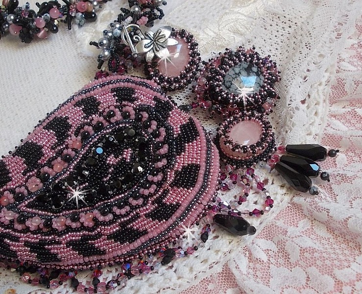 Halsk&aelig;de plastrron Ville d'un Soir Noir et Rose, en refleksion af lys broderet med kvarts og Swarovski krystaller