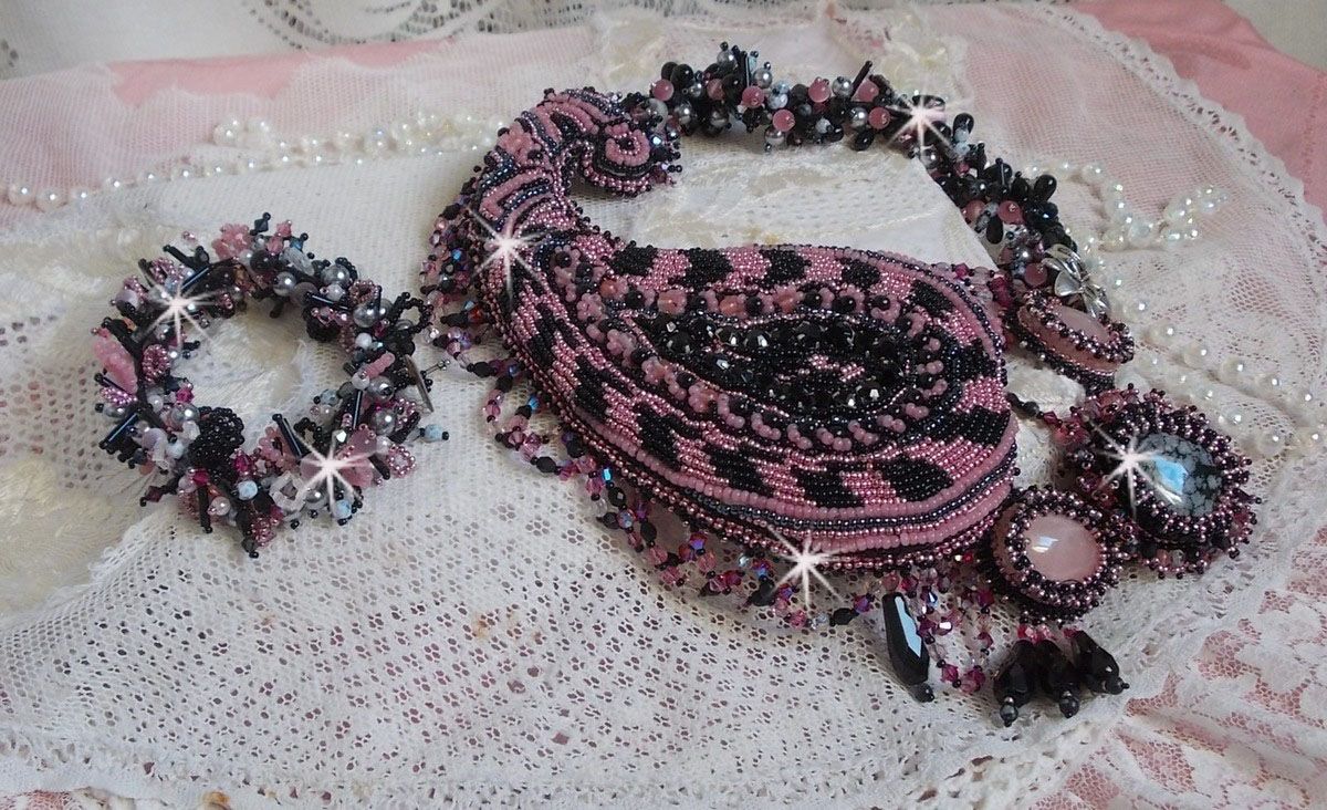 Halskæde plastrron Ville d'un Soir Noir et Rose, en refleksion af lys broderet med kvarts og Swarovski krystaller