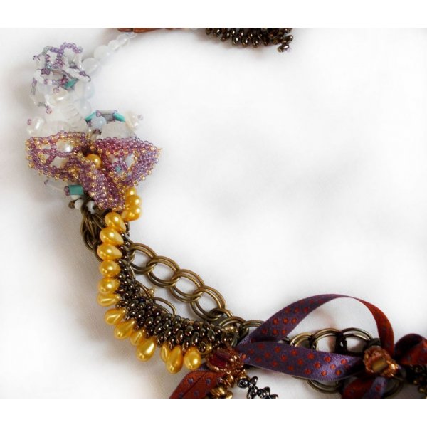 Collier Printemps Color&eacute; avec des cristaux de Swarovski, et des perles diverses