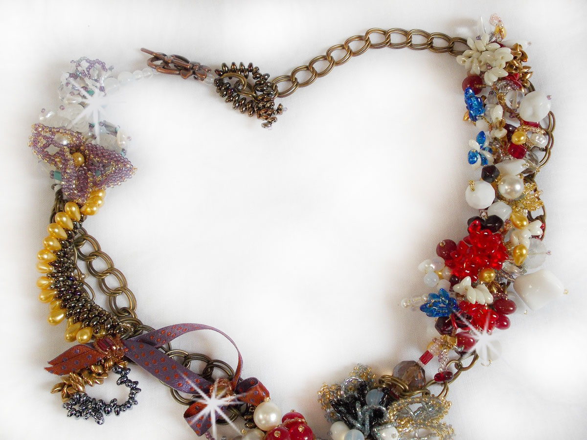 Collier Printemps Coloré avec des cristaux de Swarovski, et des perles diverses