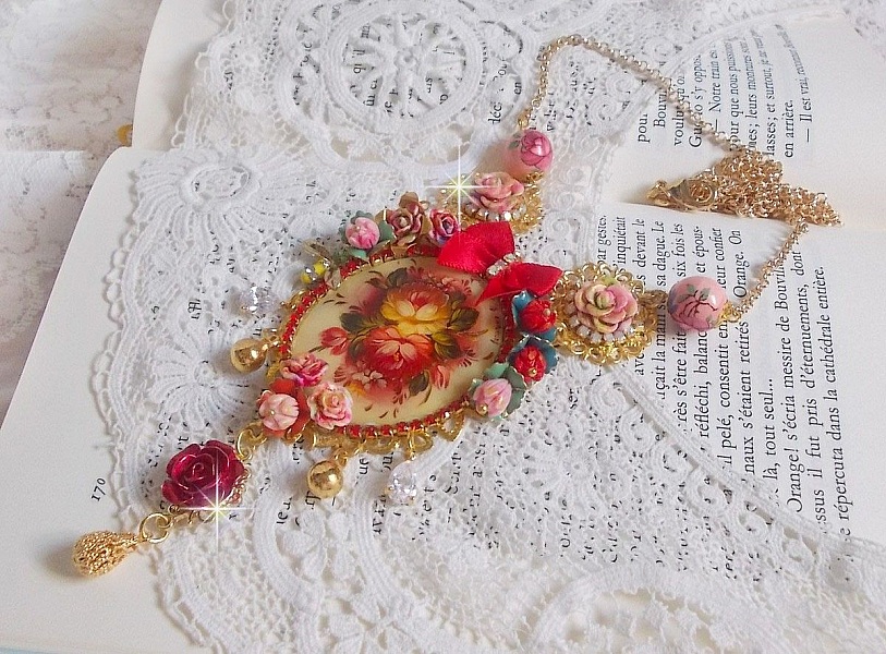 Collier Roseraie Proven&ccedil;ale cr&eacute;e avec des perles en verre, c&eacute;ramique, r&eacute;sine, des accessoires en plaqu&eacute; Or et autres avec un n&oelig;ud en satin Rouge