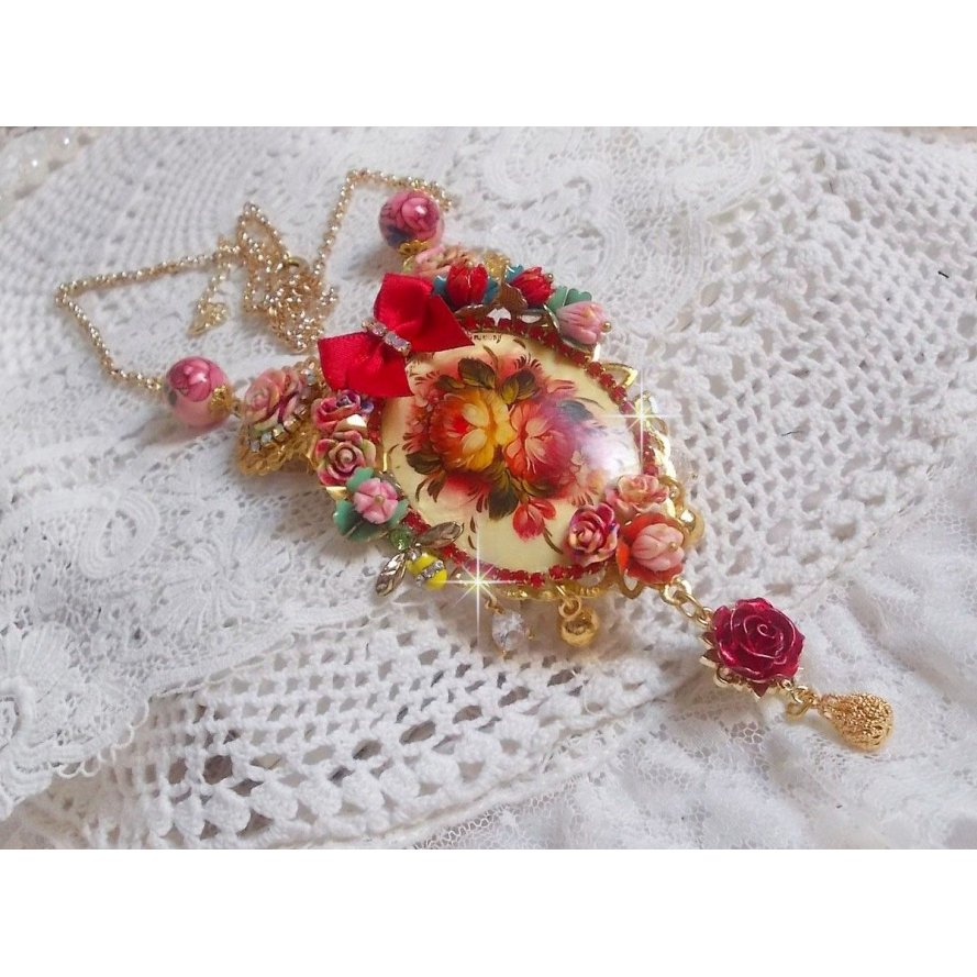 Collier Roseraie Provençale crée avec des perles en verre, céramique, résine, des accessoires en plaqué Or et autres avec un nœud en satin Rouge