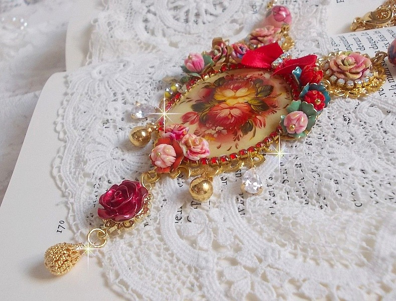 Collier Roseraie Proven&ccedil;ale cr&eacute;e avec des perles en verre, c&eacute;ramique, r&eacute;sine, des accessoires en plaqu&eacute; Or et autres avec un n&oelig;ud en satin Rouge