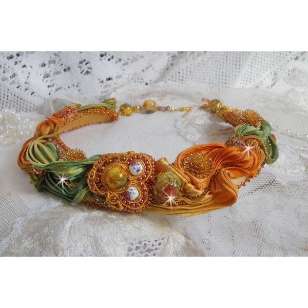 Rumba Haute-Couture halsk&aelig;de broderet med silke shibori, soutache og Swaroski-krystaller