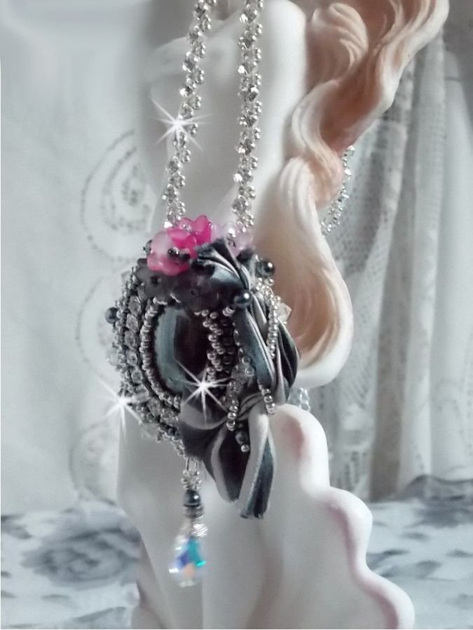 Collier Rêves d'un Soir crée avec un ruban de Soie Gris et Blanc; des fleurs Lucite, des cristaux et des Rocailles 