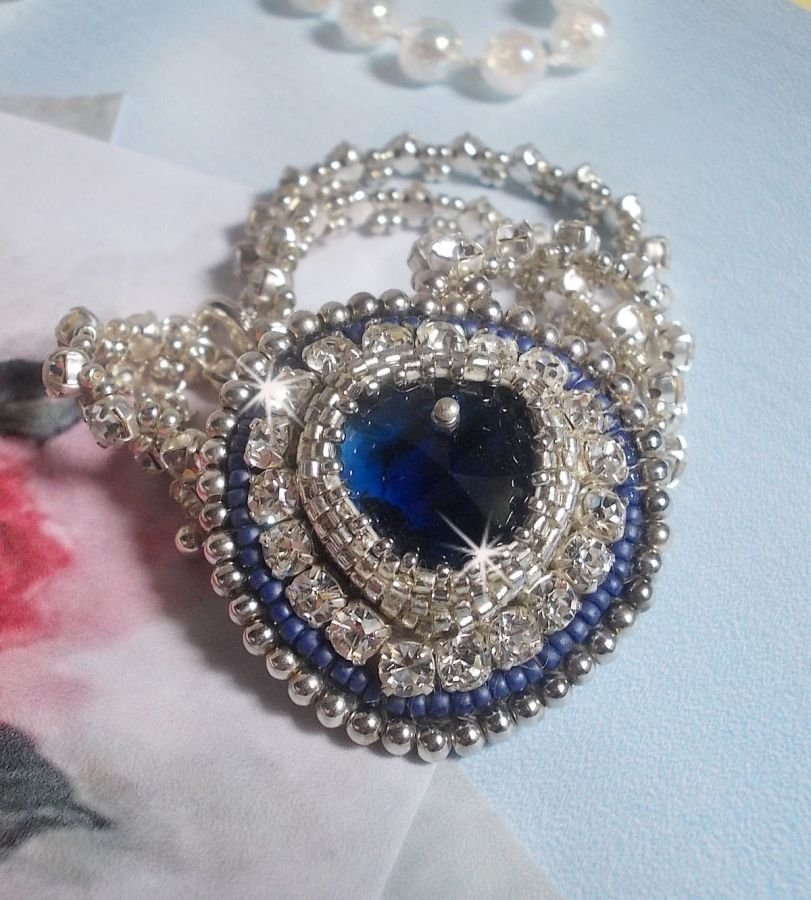 Blå safir halskæde med Swarovski krystal hjerte, Miyuki sølv frøperler, bezels, 925/1000 sølv lås og forlængerkæde