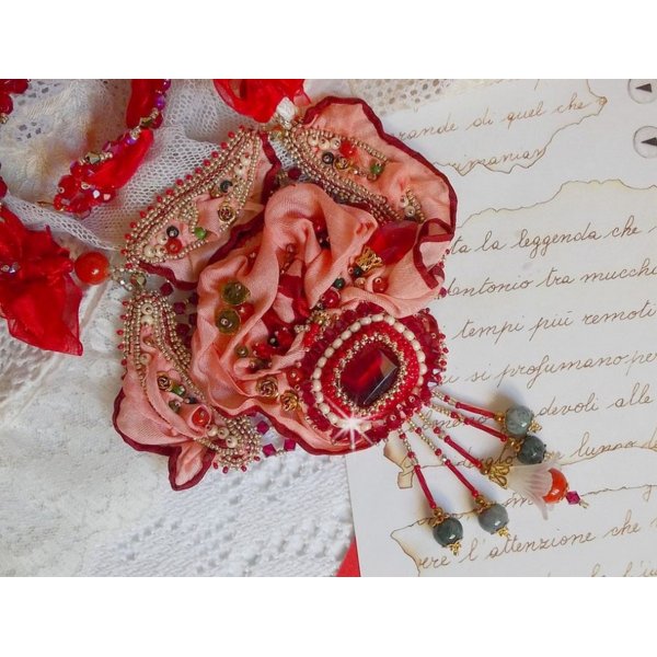 Collier plastron Secret Oriental brod&eacute; avec un cabochon en verre tr&egrave;s ancien et des toupies en cristal de Swarovski