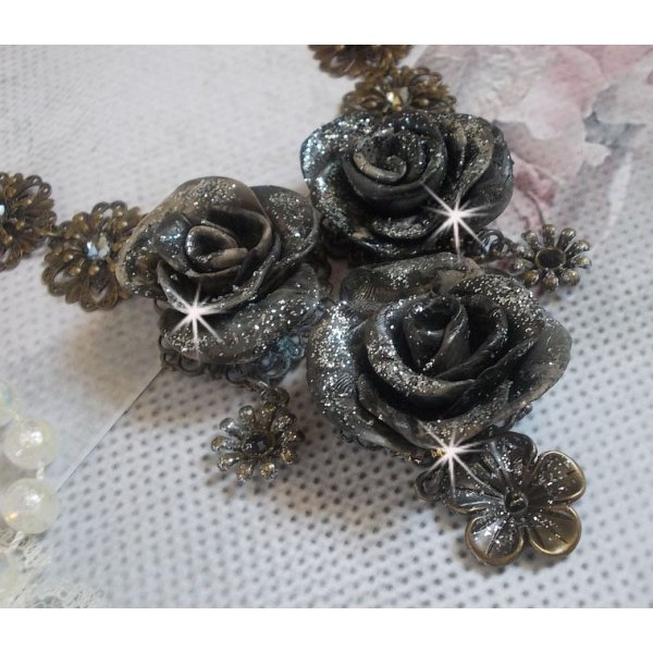 Steampunk Queen halsk&aelig;de skabt med sorte og brune porcel&aelig;nsroser, krystal cabochons og bronze tilbeh&oslash;r