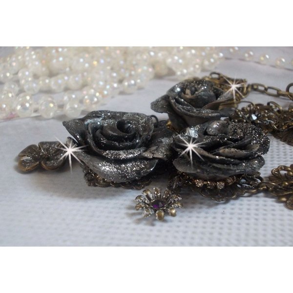 Steampunk Queen halsk&aelig;de skabt med sorte og brune porcel&aelig;nsroser, krystal cabochons og bronze tilbeh&oslash;r