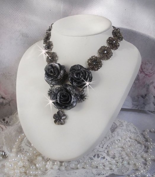 Steampunk Queen halsk&aelig;de skabt med sorte og brune porcel&aelig;nsroser, krystal cabochons og bronze tilbeh&oslash;r