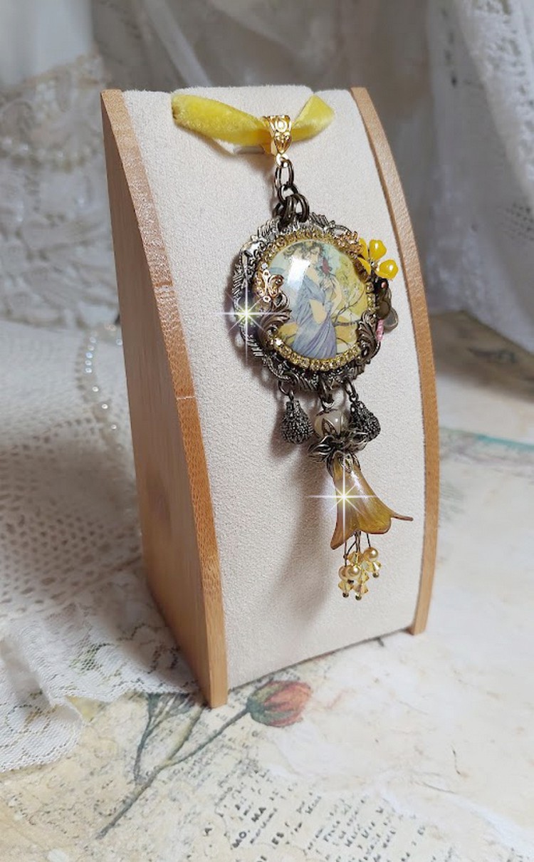 Collier Sunny Side monté avec cabochon en résine représentant une femme en robe Mauve avec un oiseau, cristaux, fleur époxy, ruban, Jade en pierre de gemme, breloques aux couleurs Jaune et Bronze