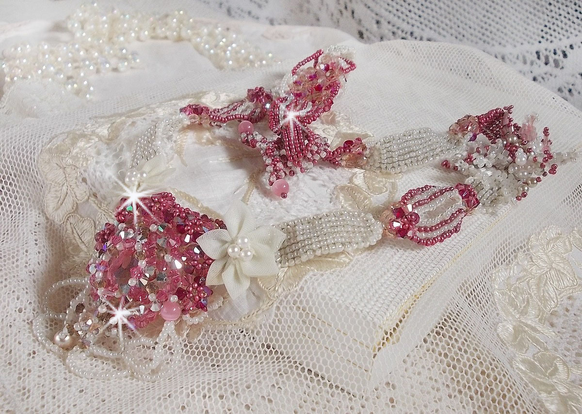 Collier Rose des Sables brodé avec des rocailles roses, blanc nacré et des cristaux de Swarovski