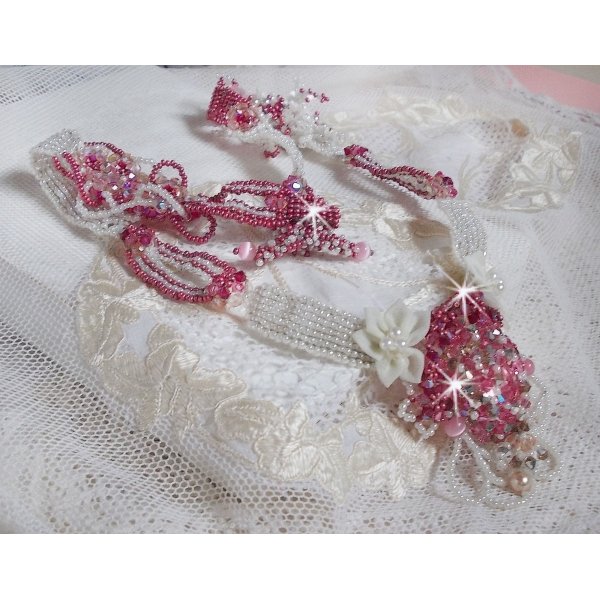 Collier Rose des Sables brod&eacute; avec des rocailles roses, blanc nacr&eacute; et des cristaux de Swarovski