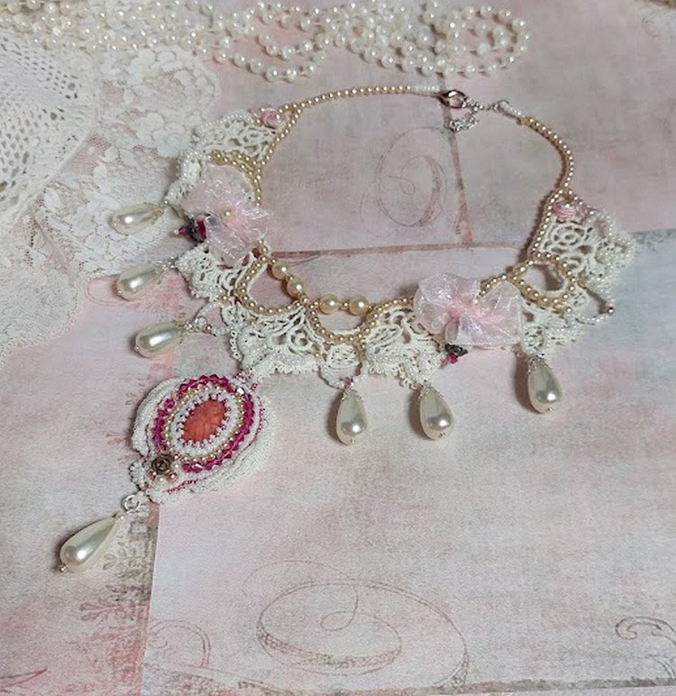 Victoriansk broderet Valmont halskæde med elfenbensblonder, perleperler og Swarovski krystaller