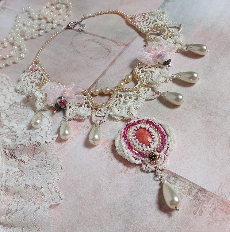 Victoriansk broderet Valmont halskæde med elfenbensblonder, perleperler og Swarovski krystaller