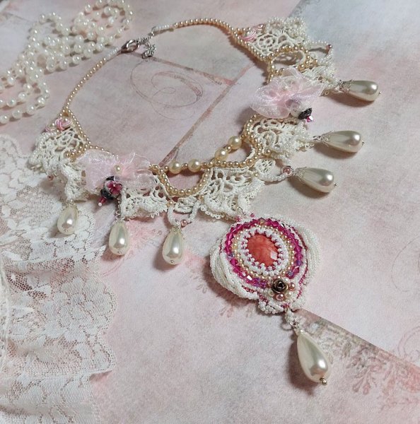 Victoriansk broderet Valmont halskæde med elfenbensblonder, perleperler og Swarovski krystaller