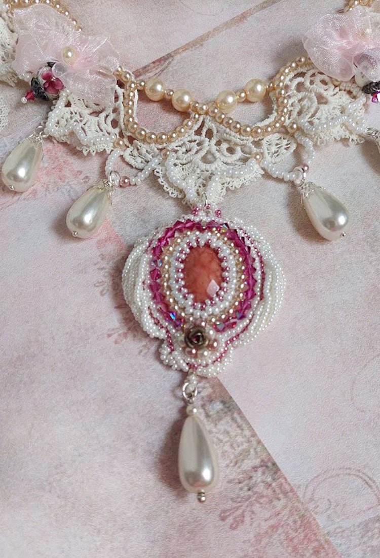 Victoriansk broderet Valmont halskæde med elfenbensblonder, perleperler og Swarovski krystaller