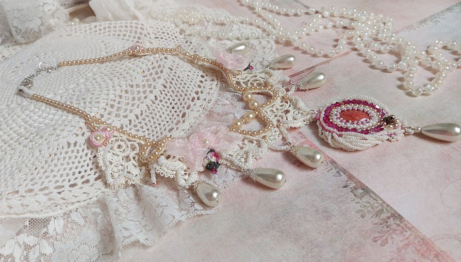 Victoriansk broderet Valmont halskæde med elfenbensblonder, perleperler og Swarovski krystaller