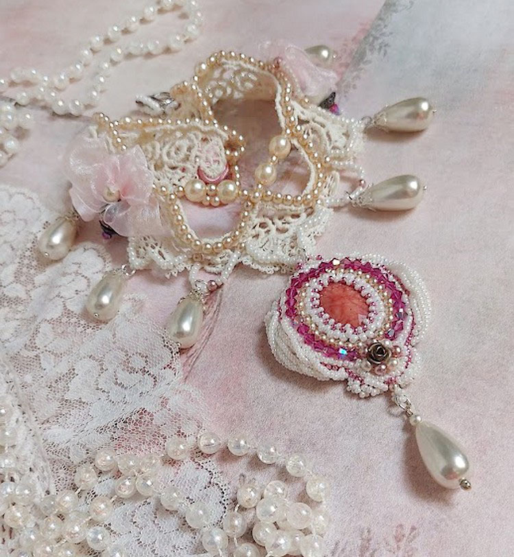 Victoriansk broderet Valmont halskæde med elfenbensblonder, perleperler og Swarovski krystaller