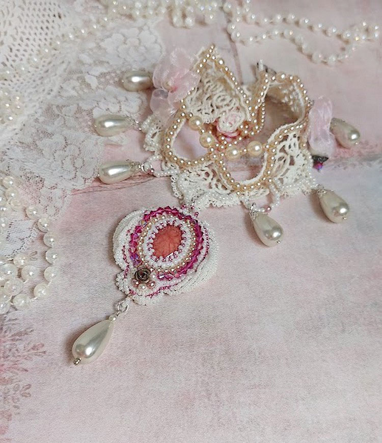 Victoriansk broderet Valmont halskæde med elfenbensblonder, perleperler og Swarovski krystaller