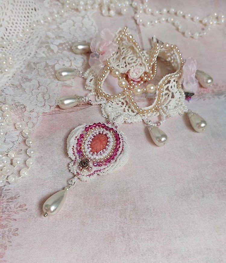 Victoriansk broderet Valmont halskæde med elfenbensblonder, perleperler og Swarovski krystaller