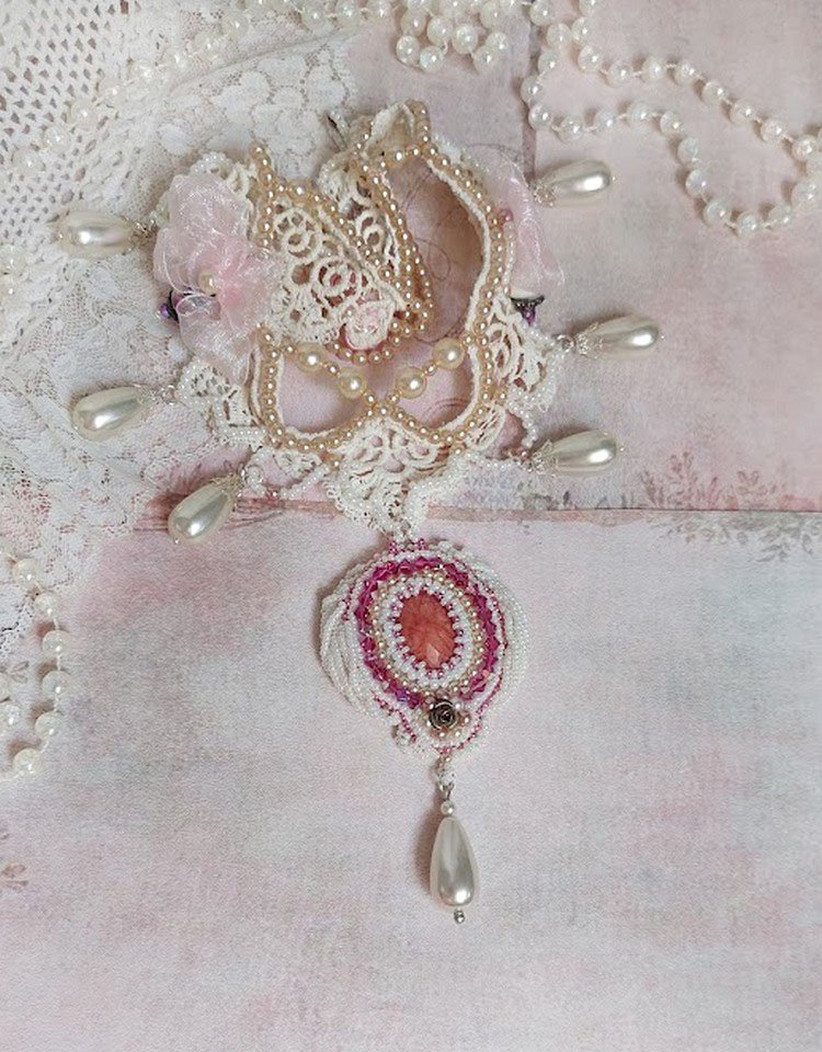 Victoriansk broderet Valmont halskæde med elfenbensblonder, perleperler og Swarovski krystaller