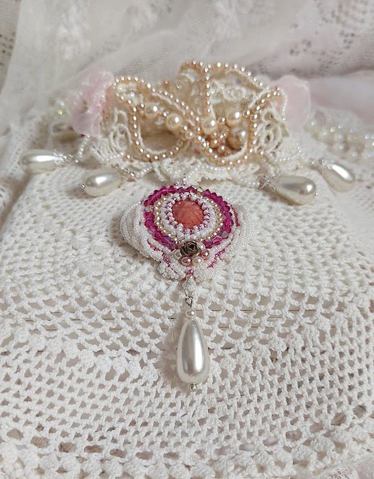 Victoriansk broderet Valmont halskæde med elfenbensblonder, perleperler og Swarovski krystaller