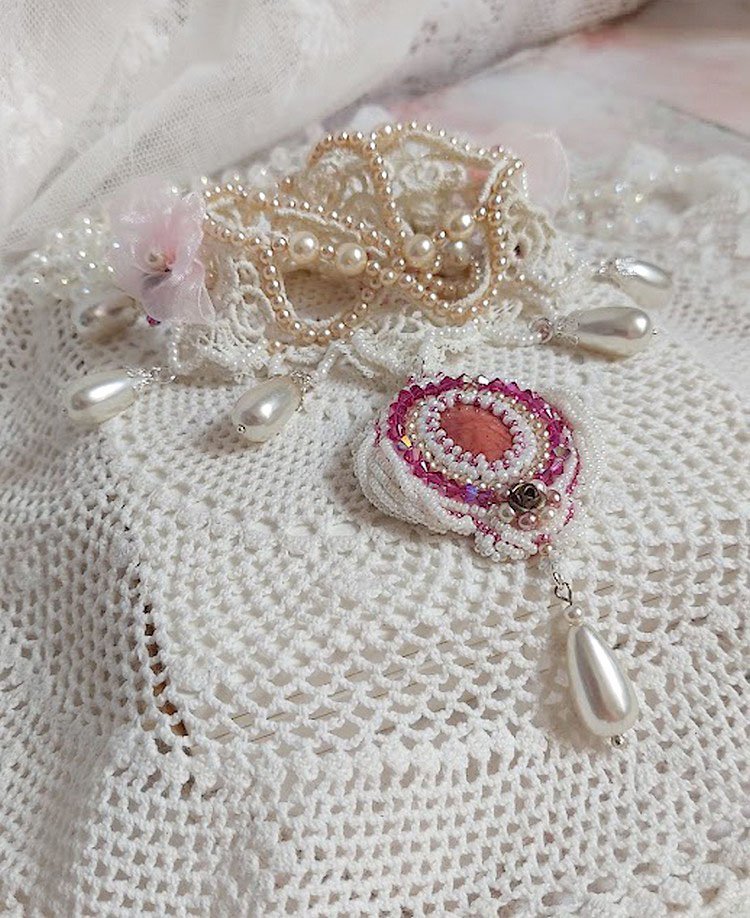 Victoriansk broderet Valmont halskæde med elfenbensblonder, perleperler og Swarovski krystaller
