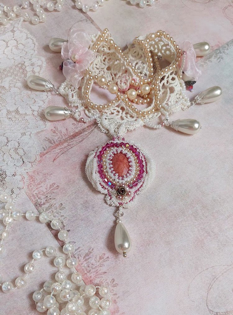 Victoriansk broderet Valmont halskæde med elfenbensblonder, perleperler og Swarovski krystaller