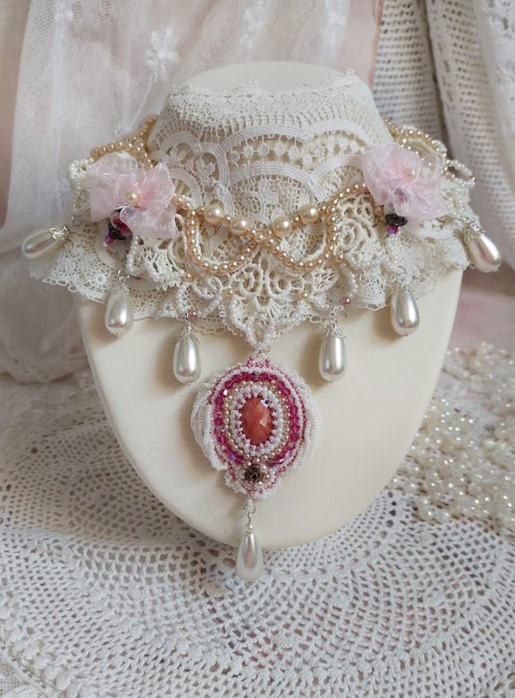 Victoriansk broderet Valmont halskæde med elfenbensblonder, perleperler og Swarovski krystaller