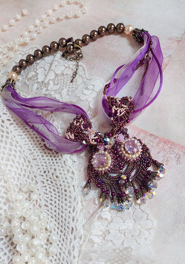 Parisienne halskæde broderet med Swarovski-krystaller, elfenbensfarvede perler og frøperler