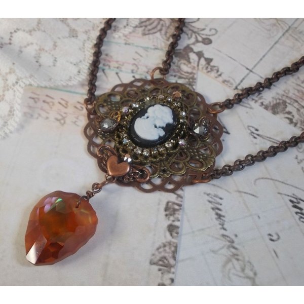 Watson halsk&aelig;de skabt med prints, et Swarovski krystal vedh&aelig;ng med et retro look, messing tilbeh&oslash;r og en cabochon i harpiks