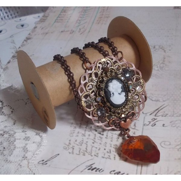 Watson halsk&aelig;de skabt med prints, et Swarovski krystal vedh&aelig;ng med et retro look, messing tilbeh&oslash;r og en cabochon i harpiks