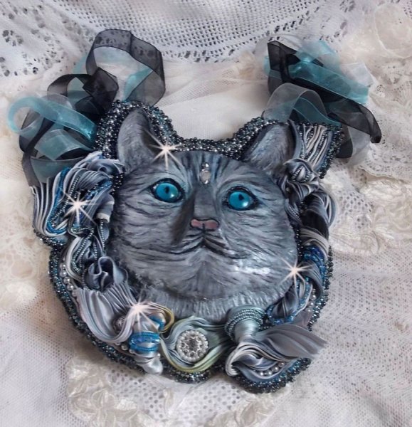 Masque Chatchou tout en Fimo brod&eacute; avec des perles de Swarovski, un ruban de soie et des rocailles