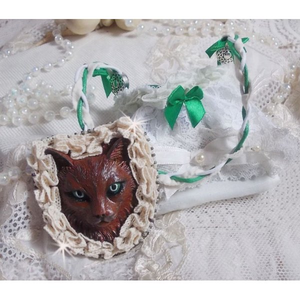 Masque Chat Rocky aux Yeux Verts tout en Fimo brod&eacute; avec un dentelle beige tr&egrave;s fine, des perles rondes nacr&eacute;es en Cristal de Swarovski, de la peinture et des rocailles