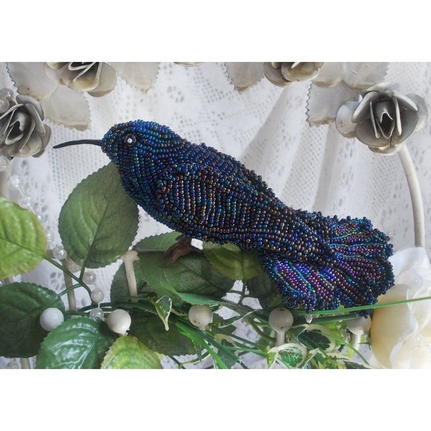 Oiseau Mon Colibri est crée entièrement en perles de rocailles, porcelaine et tissu