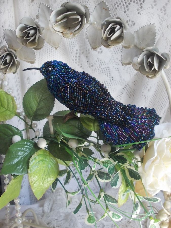 Oiseau Mon Colibri est crée entièrement en perles de rocailles, porcelaine et tissu